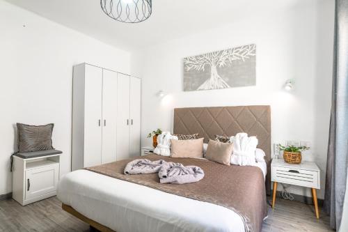 - une chambre avec un grand lit et des serviettes dans l'établissement Apartamento Rockbeach, à Costa Teguise