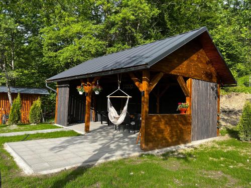 einen Pavillon mit Hängematte in der Unterkunft Rock Valley Cabins in Ibăneşti