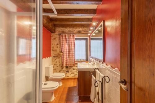 a bathroom with two toilets and a sink at La Casona y Casitas de Tabladillo in Santa María la Real de Nieva