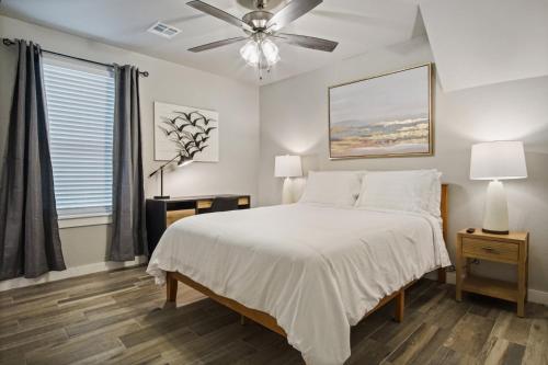 1 dormitorio con 1 cama y ventilador de techo en Summer Fun Spacious Home With Hot Tub 5000 en Bethany