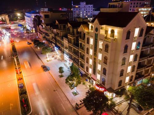 una vista aérea de una calle de la ciudad por la noche en TRƯỜNG GIANG HOTEL Móng Cái en Móng Cái
