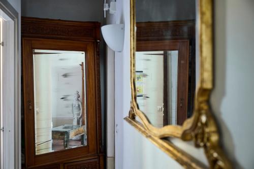 um espelho numa parede ao lado de uma porta em B&B Lorenzo&Lorenzo Vol.2 em Florença