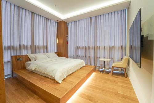 釜山的住宿－Hotel Ground27，一间卧室配有一张床和一张桌子