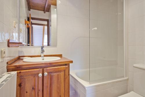 a bathroom with a sink and a tub and a shower at Luderna - Dúplex Cap de Aran D3 in Baqueira-Beret