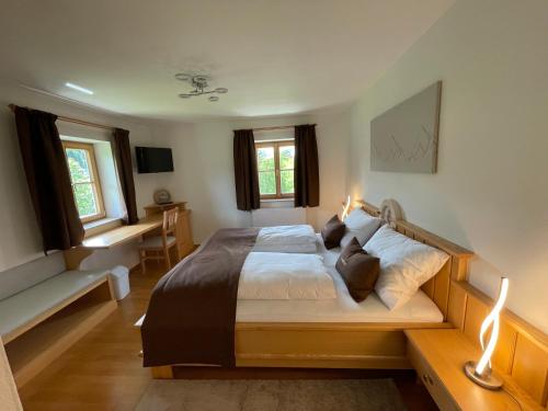 ein Schlafzimmer mit einem Bett mit zwei Leuchten in der Unterkunft Eisenstattgut Faistenau in Faistenau
