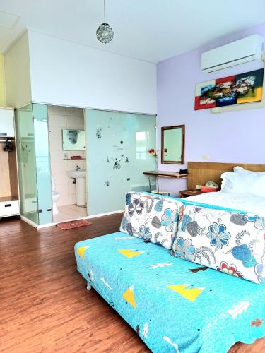 a room with a bed and a couch in it at 永旺旅店 Yong Wong Hostel in Nanwan