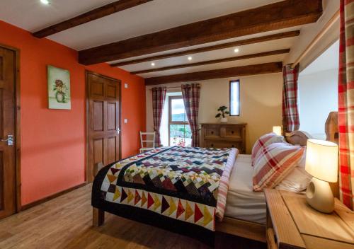 Postel nebo postele na pokoji v ubytování 1 Dolwen Farm Shop
