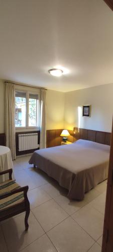 une chambre avec un grand lit et une fenêtre dans l'établissement Chambre B&B à Font Margout - Calme - 4km de Sarlat - Petit-déjeuner, à Sarlat-la-Canéda