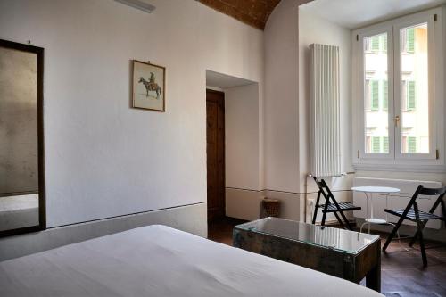 um quarto com uma cama, uma mesa e uma cadeira em B&B Lorenzo&Lorenzo Vol.2 em Florença