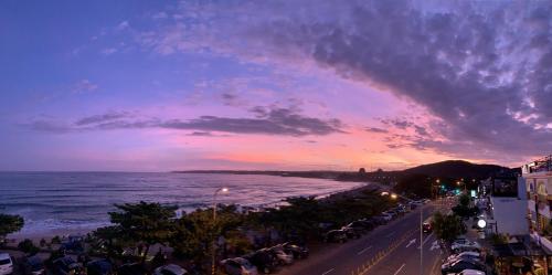 a view of a street with the ocean at sunset at 永旺旅店 Yong Wong Hostel in Nanwan