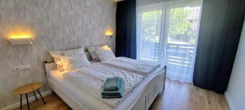 a small bedroom with a bed and a window at Hillside Rooms in Pörtschach am Wörthersee