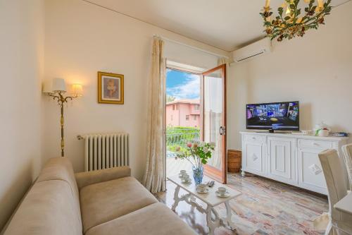 sala de estar con sofá y TV en Casa Milly - Happy Rentals, en Desenzano del Garda