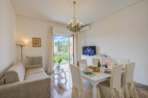 comedor con mesa blanca y sillas en Casa Milly - Happy Rentals, en Desenzano del Garda