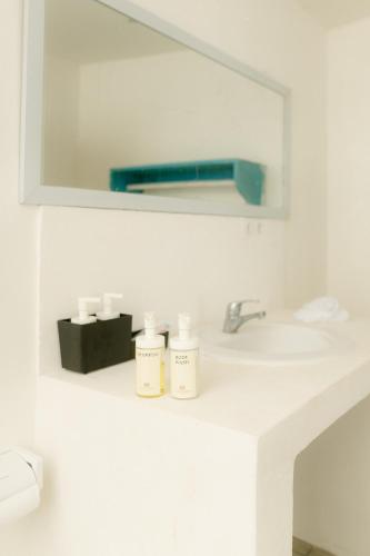 a bathroom with a sink and a mirror at Gili Paddy Hotel in Gili Trawangan
