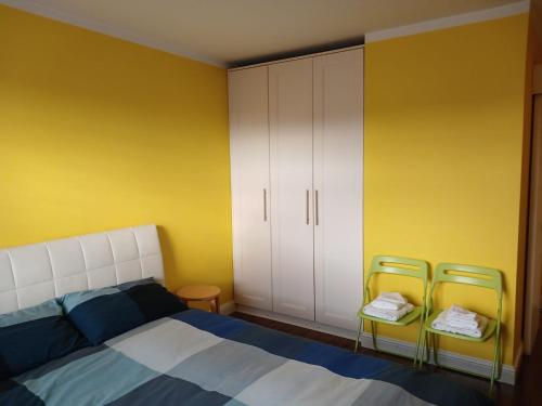 Postel nebo postele na pokoji v ubytování Yellow Room