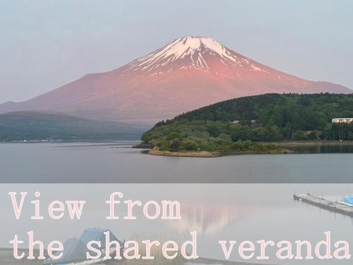 uma vista do reino partilhado de uma montanha em Tabist Lakeside in Fujinami Yamanakako em Yamanakako
