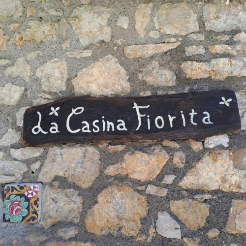 a sign that says la casa florida on the ground at La Casina Fiorita in Arola