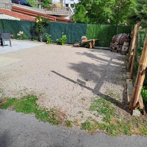 a backyard with a fence and a table and aphaltphaltphaltphaltphaltphalt at La Casina Fiorita in Arola