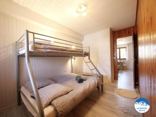 a bedroom with two bunk beds in a room at "La bâtisse des prés" in Puy-Saint-Vincent