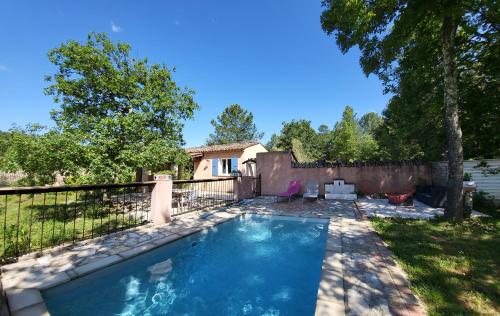 Bazén v ubytování 1 Chambre piscine commune et 1 Gite piscine privée La Sauvasse nebo v jeho okolí