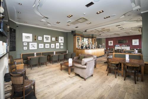 Zona de lounge sau bar la Columba Hotel Inverness by Compass Hospitality