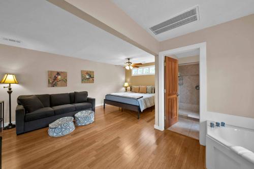 Katil atau katil-katil dalam bilik di The Inn at Shasta Lake