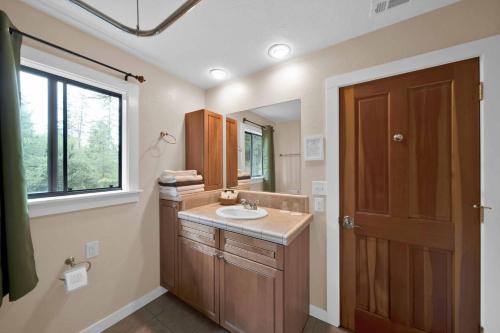 Bilik mandi di The Inn at Shasta Lake