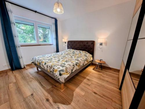 ein Schlafzimmer mit einem Bett in einem Zimmer mit Fenster in der Unterkunft LocBreuillet91 in Breuillet