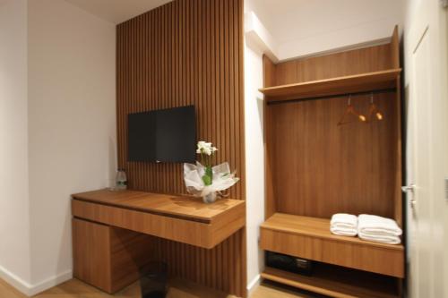 Televisor o centre d'entreteniment de ORCHIDS Hotel