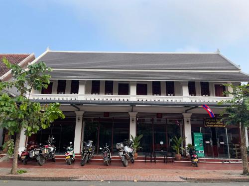 PhaiLin Hotel في لوانغ برابانغ: مجموعة من الدراجات النارية متوقفة أمام المبنى