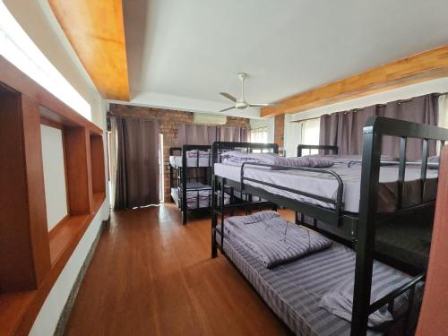プノンペンにあるCHILCHILL Elite Residences BKK2の二段ベッド4組と天井が備わる客室です。
