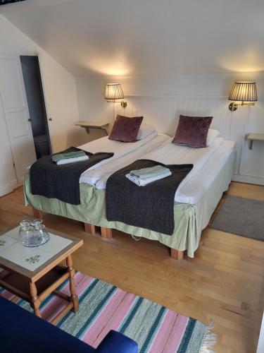Postel nebo postele na pokoji v ubytování Hotell Floras Trädgård