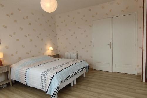 - une chambre avec un lit et une porte coulissante dans l'établissement Maison Domin'O 10 pers, à Les Sables Vignier