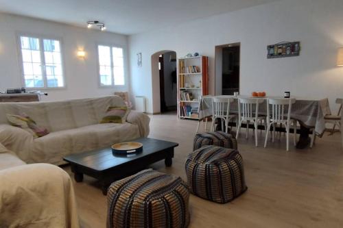 un salon avec un canapé et une table dans l'établissement Maison Domin'O 10 pers, à Les Sables Vignier
