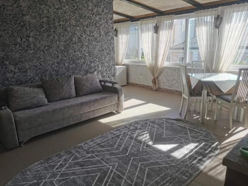 - un salon avec un canapé et une table dans l'établissement Monte-Kristo Hotel, à Kamianets-Podilsky