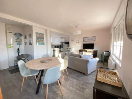 un salon avec une table et un canapé dans l'établissement La Capitainerie Beau duplex face port de plaisance, à Étaples