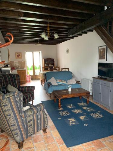 un salon avec un canapé et une table dans l'établissement Les Gites de Montinazeau - beautiful countryside and a tranquil paradise, à Chéniers