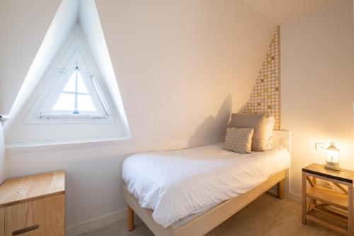 a bedroom with a bed and a window at Pierre & Vacances Premium Résidence de la Plage in Le Crotoy
