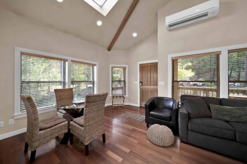 Ruang duduk di The Inn at Shasta Lake