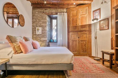 - une chambre dotée d'un lit avec des oreillers roses dans l'établissement Luderna - Casa Coto Moreu, à Betrén