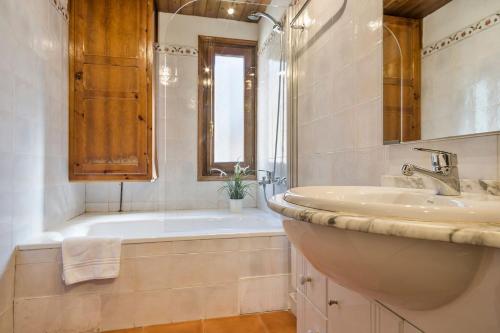 La salle de bains est pourvue d'une baignoire, d'un lavabo et d'une baignoire. dans l'établissement Luderna - Casa Coto Moreu, à Betrén