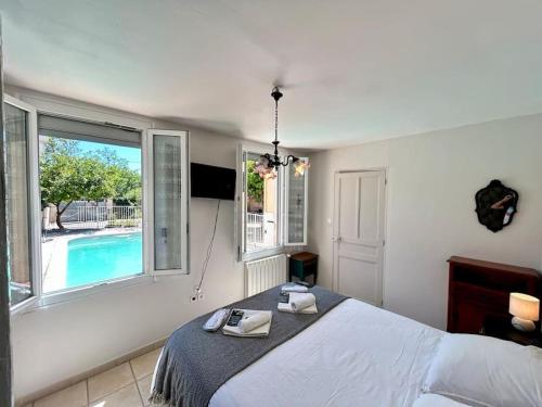 - une chambre avec un lit et une piscine dans l'établissement Juchanie YourHostHelper, à Toulon