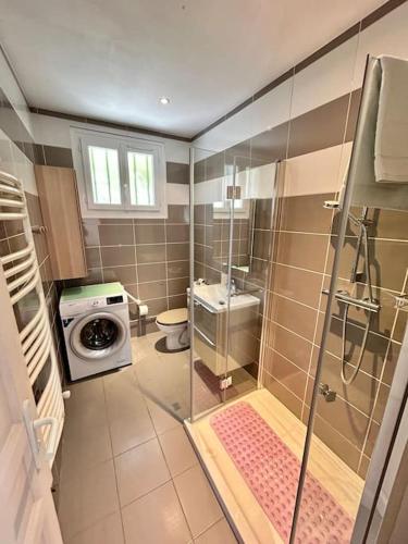 une petite salle de bain avec douche et toilettes dans l'établissement Juchanie YourHostHelper, à Toulon