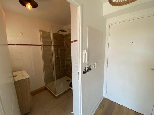 une salle de bain avec douche et toilettes dans l'établissement Appartement en centre-ville, à La Teste-de-Buch