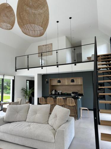 un salon avec un canapé et une cuisine dans l'établissement VILLA BENODET 4 Etoiles, à Bénodet