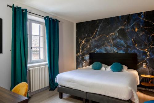 Schlafzimmer mit einem großen Bett und grünen Vorhängen in der Unterkunft Hotel-Restaurant Saint Romain Logis in Anse