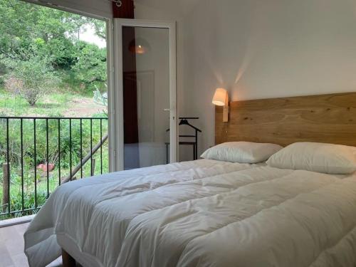 Ліжко або ліжка в номері Maison Béatrice, mignonne, rénové avec terrasse et jardin, près de village