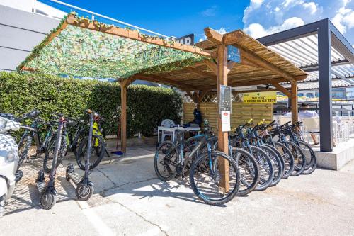 Vélo sur le terrain de l'établissement Family Resort del Mar ou dans les environs