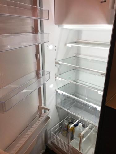 an empty refrigerator with its door open and its empty shelves at Apartment im Stenna Vallada direkt bei den Bergbahnen in Flims