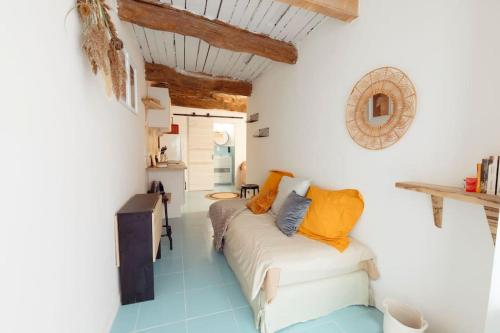 - un salon avec un canapé blanc dans l'établissement Studio provençal au cœur de la Sainte-Victoire, à Puyloubier